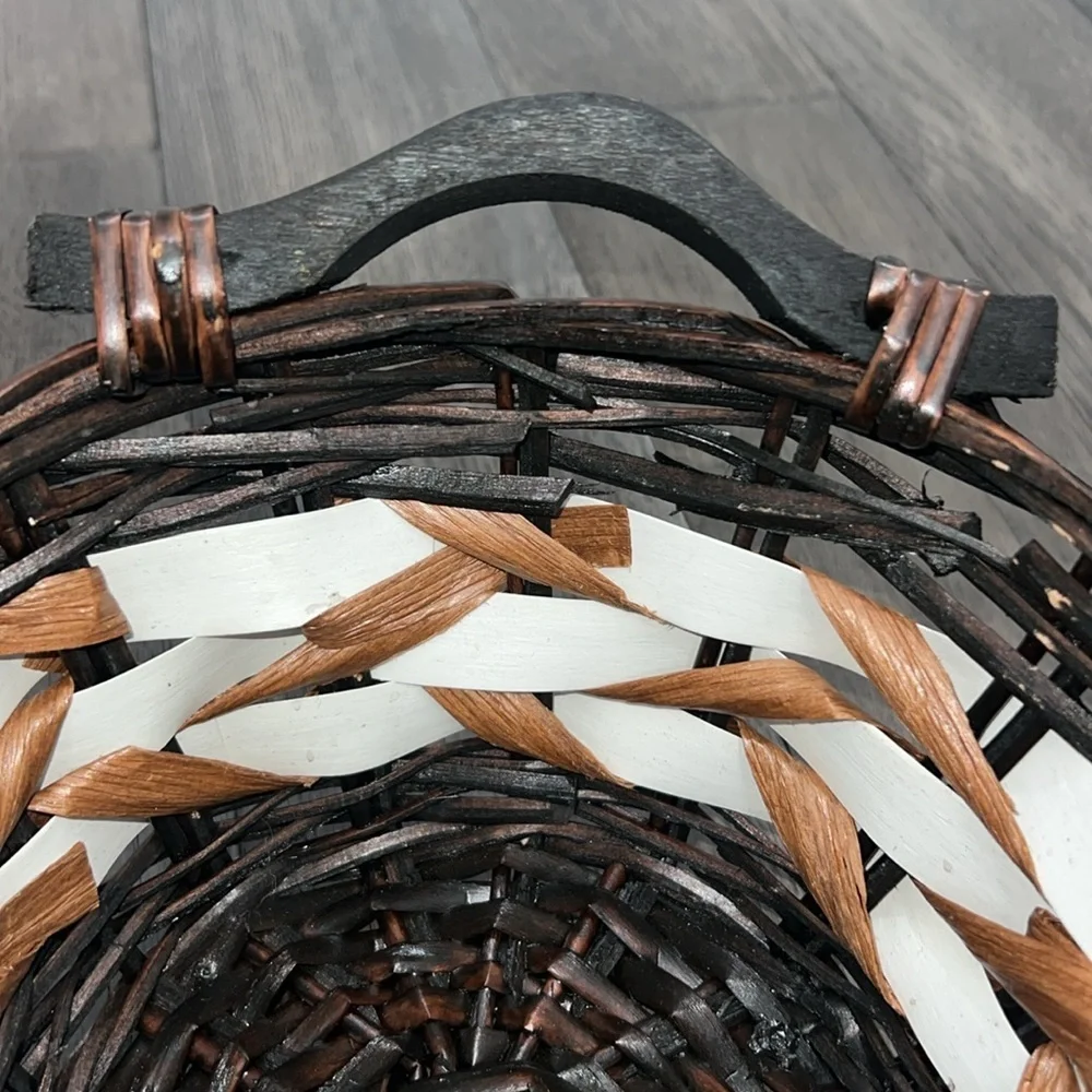 Weaved multicolor basket